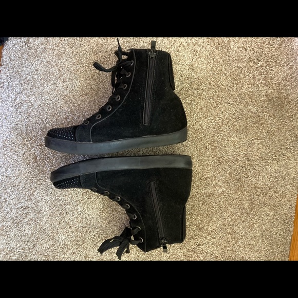 Black sneaker style with zipper and inserted heel - Picture 4 of 5
